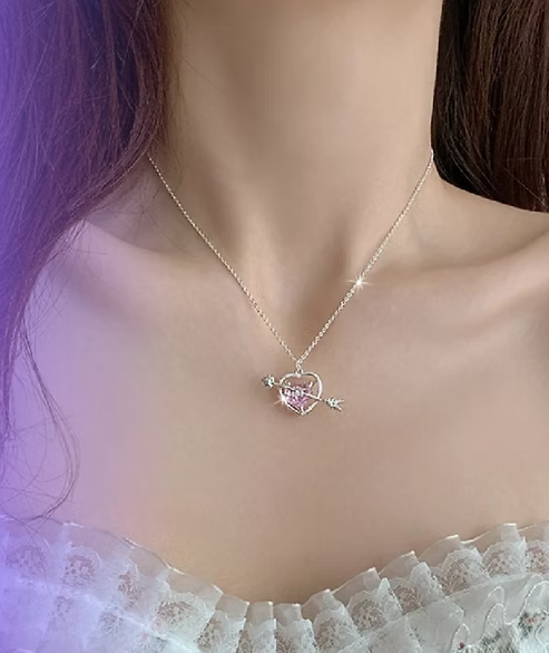 Collar corazón flechado